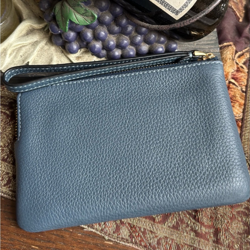 Authentic COACH Leather heart/spaceship/bicycle zip top card wristlet - Picture 4 of 11